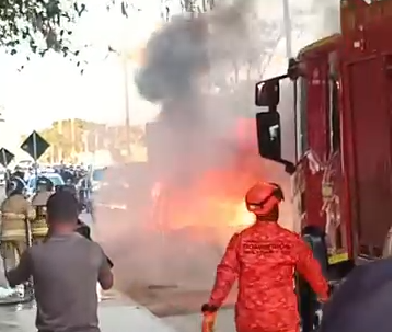 Carro fica destruído após pegar fogo em Campos
