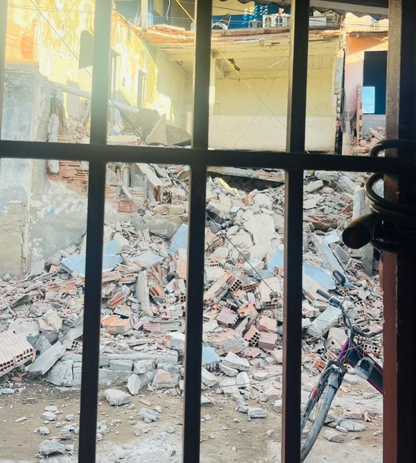 Casa onde funcionava colégio em Campos desaba