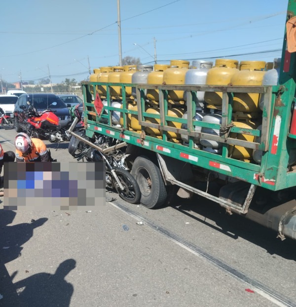Morre motociclista que se envolveu em acidente com caminhão em Campos