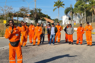 Trabalhadores ocupam terminal da Petrobras em Macaé e fazem protesto pedindo o pagamento de salários