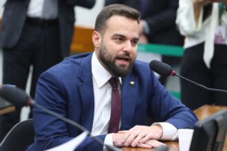 Bancada do Rio se divide na votação da PEC da Blindagem e Caio Vianna vota contra