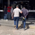 Motociclista de aplicativo é preso conduzindo moto clonada em Campos