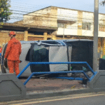 Duas pessoas ficam feridas após carro capotar e invadir ciclovia em Campos