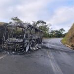 Ônibus de turismo que saiu de Campos com 28 passageiros pega fogo em Muriaé