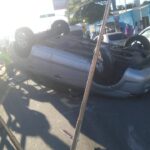 Capotamento de carro interdita trânsito na Av. 28 de Março em Campos