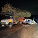 Acidente entre caminhão e táxi em SFI deixa carro parcialmente destruído