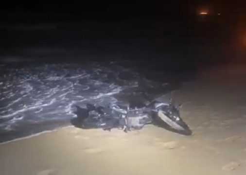 Perseguição policial em Grussaí termina com PM ferido e moto indo parar no mar