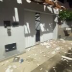 Casa onde homem matou suposto assaltante é depredada enquanto familiares aguardavam sua soltura