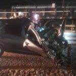 Carro fica parcialmente destruído após acidente na BR-101, em Campos