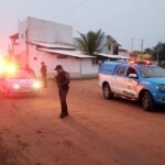 Bandidos se passam por policiais, rendem família e levam celular, joias, relógios e dinheiro em SJB
