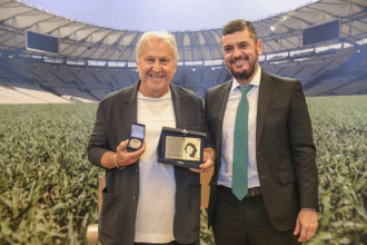 Zico sugere a Bacellar criação de um Museu do Futebol do estado do Rio