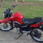 Motociclista é detido após tentar fugir de blitz ao desviar por praça em Campos