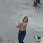 Cão persegue e ataca mulher em rua de Campos