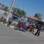 Duas pessoas ficam feridas após colisão entre carro e moto em Campos Duas pessoas ficam feridas após colisão entre carro e moto em Campos