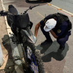 Motociclista é flagrado praticando manobras perigosas, chuta viatura após abordagem e é detido em Campos
