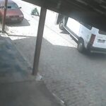 Van perde freio, tomba homem e bate em poste na praia do Farol