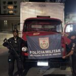 Polícia localiza caminhão com carga de refrigerantes abandonado em Campos