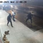 Câmeras flagram funcionária de supermercado sendo assaltada por bandidos com facão em Campos