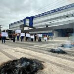 Parentes de paciente internada no HFM ateiam fogo em pneus para protestar possível descaso no atendimento