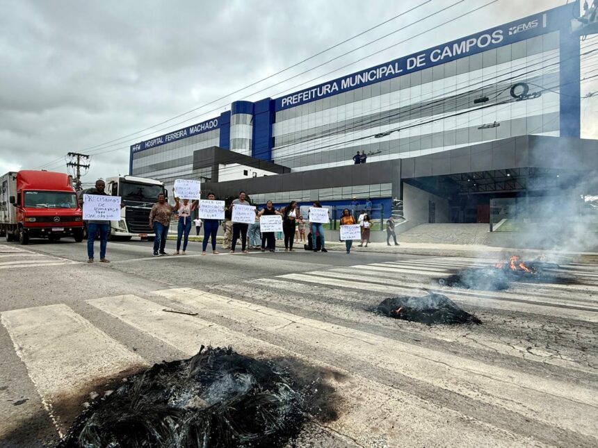 Parentes de paciente internada no HFM ateiam fogo em pneus para protestar possível descaso no atendimento