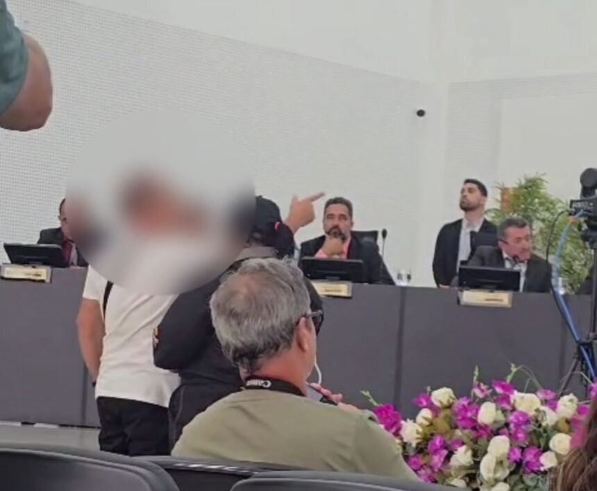 Morador interrompe sessão da Câmara de SJB e cobra vereadores por solução para a falta de água em Grussaí