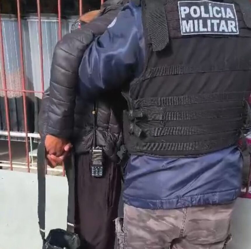 Homem que monitorava movimentação policial com rádios transmissores é preso em comunidade de Macaé