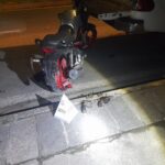Homens com moto roubada tentam fugir da polícia, sofrem acidente durante a perseguição e acabam presos