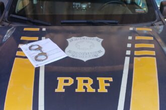 PRF prende homem procurado por roubo durante fiscalização em Campos PRF prende homem procurado por roubo durante fiscalização em Campos