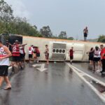 Ônibus com torcedores do Flamengo capota a caminho da Argentina Ônibus com torcedores do Flamengo capota a caminho da Argentina