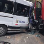 Morre idosa vítima de grave acidente entre van e caminhão na BR-101 em Campos Morre idosa vítima de grave acidente entre van e caminhão na BR-101 em Campos