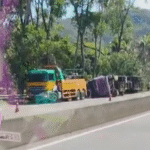Carreta que transportava tubos de ferro tomba na BR-101, em Campos