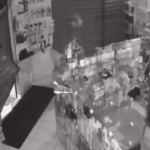 Câmeras registram invasão a loja de celulares no Centro de Campos