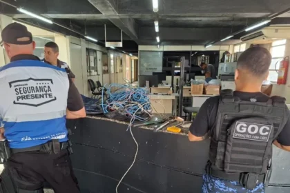 Trio é preso em flagrante após roubar fios de residência em Campos