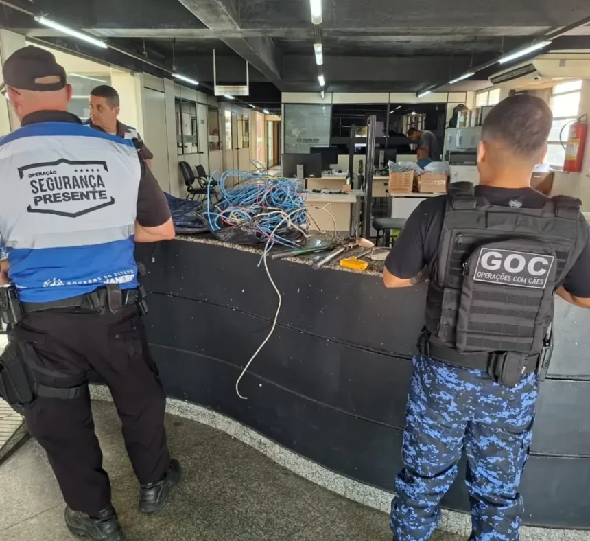 Trio é preso em flagrante após roubar fios de residência em Campos