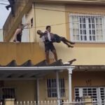 Homem comete assalto em Campos, tenta fugir por telhado e é detido por moradores