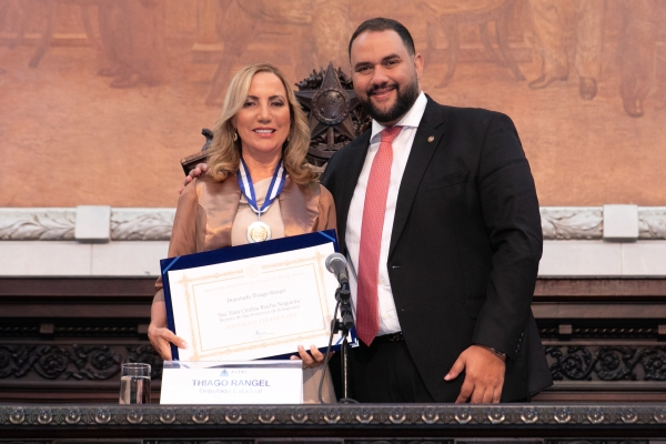 Prefeita de SFI, Yara Cinthia, recebe maior honraria concedida pelo Estado