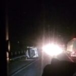 Carreta tomba na BR-101, em Campos, e carga é saqueada