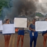 Familiares protestam após morte de bebê em Campos e culpam falta de ambulância