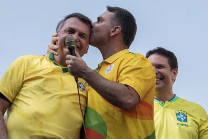 Bolsonaro se posiciona sobre eleições e diz que Flávio será seu candidato à Presidência da República