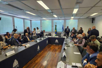 CCJ da Alerj aprova parecer pela revogação da prisão de Rodrigo Bacellar; decisão segue para o plenário