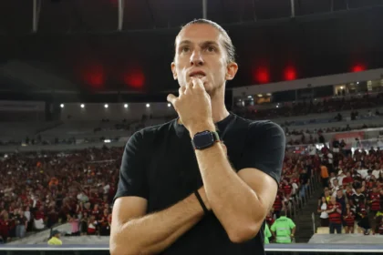 Após novela, Flamengo anuncia renovação do técnico Filipe Luís