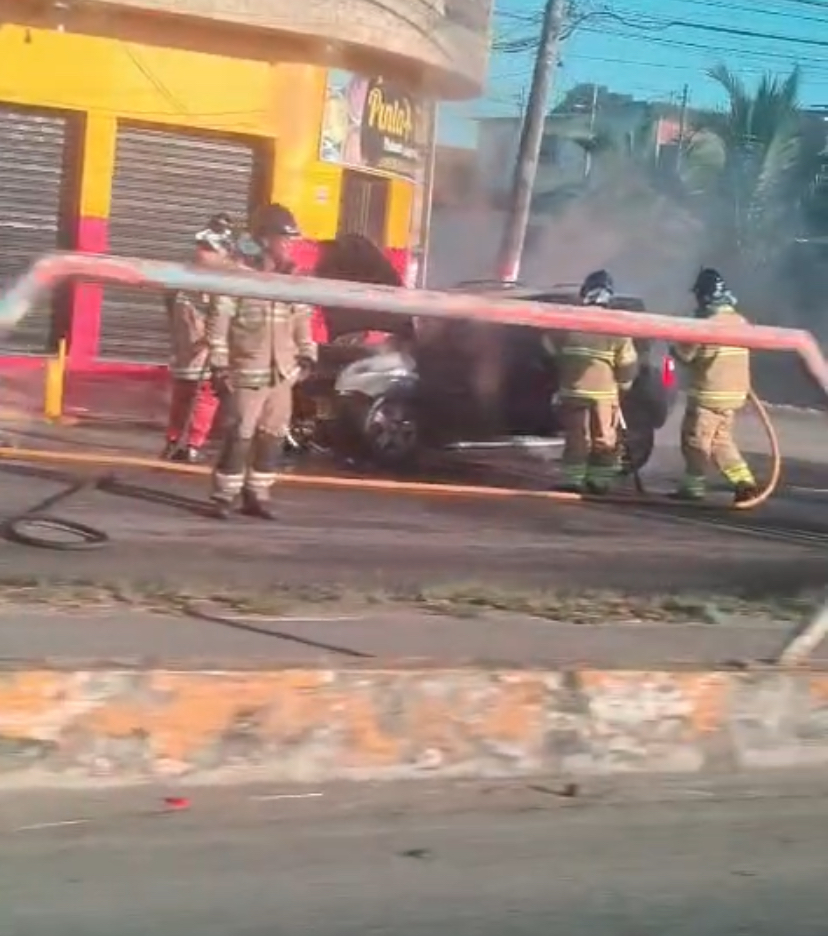 Mais um carro pega fogo em Campos