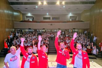 Petroleiros suspendem greve e aprovam acordo coletivo durante assembleia em Campos