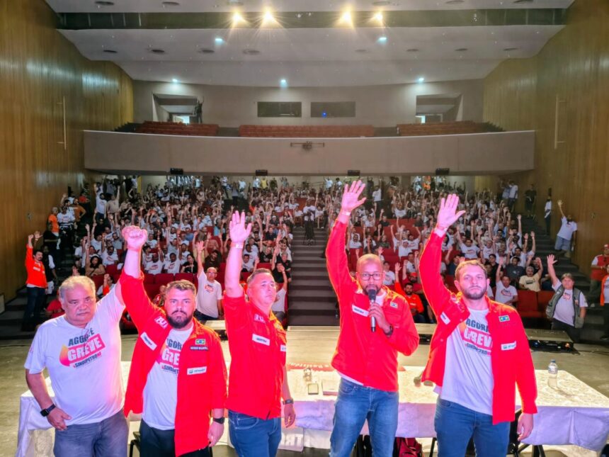 Petroleiros suspendem greve e aprovam acordo coletivo durante assembleia em Campos
