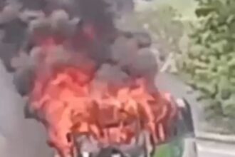 Ônibus pega fogo na BR-101, em Campos