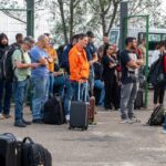 Trabalhadores fazem trancaço e deixam de embarcar durante protesto contra Petrobras no Heliporto de Farol