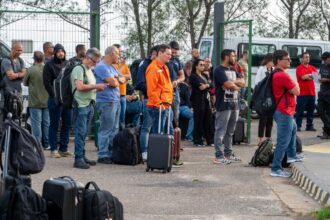Trabalhadores fazem trancaço e deixam de embarcar durante protesto contra Petrobras no Heliporto de Farol