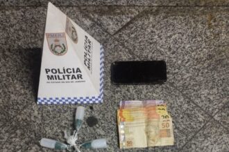 Homem é preso com droga, dinheiro e celular em Campos