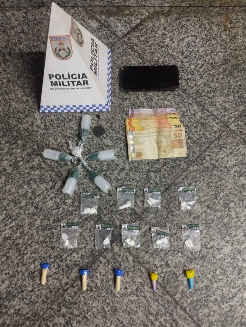 Homem é preso com droga, dinheiro e celular em Campos