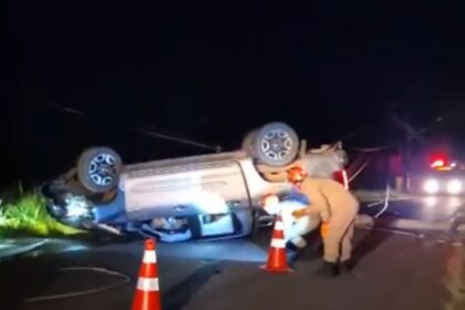 Caminhonete capota após bater em poste na praia de Santa Clara, em SFI